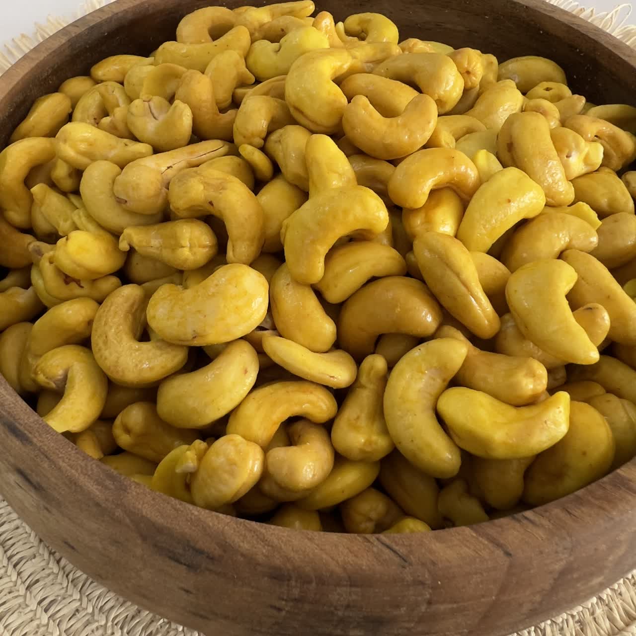 بادام هندی زعفرونی سایز متوسط خوش طعم و خوشمزه